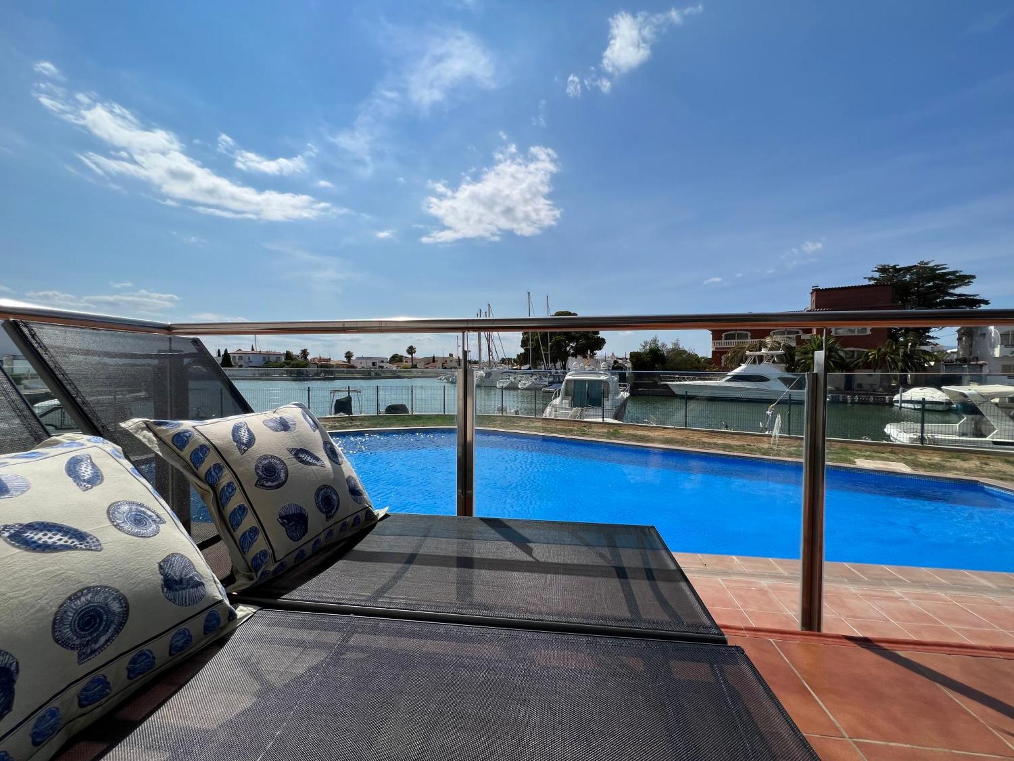 Blau Apartamento Frente A Los Canales Y Las Puestas De Sol De Roses Exterior foto